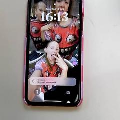 Iphone Rood met roos/rood hoesje, as reported by Bobbejaanland using iLost