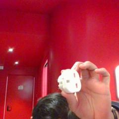 Adaptateur, a été signalé par MEININGER Hotel Roma Termini utilisant iLost