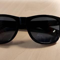 Szemüveg - Zonnebril, amint azt Regio Oost-Vlaanderen az iLost segítségével jelentette.