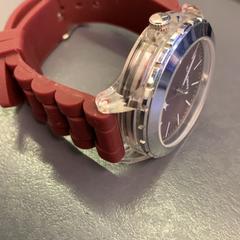 Reloj bordeaux rood, ha sido reportado por Eindhoven Airport con iLost