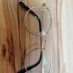 Gafas Gold mit Schwarzen Bügeln, ha sido reportado por Wilmering Vechta con iLost