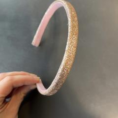 Hajpánt Roze met glitters, amint azt Burgers' Zoo az iLost segítségével jelentette.