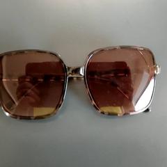 Lunettes Zonnebril, a été signalé par Centraal magazijn utilisant iLost