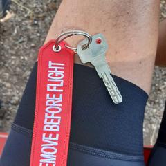 Sleutel met sleutelhanger 'remove before flight', as reported to iLost