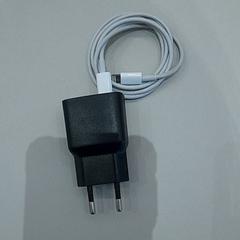 Enchufe & Cargador de iPhone ZwRt wit, segundo informou Van der Valk Hotel Schiphol usando iLost