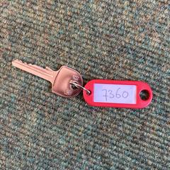 Sleutel met rode label met daarop nummer 7360, jak bylo nahlášeno na iLost