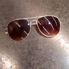 Occhiali da sole, come riportato da Rotterdam The Hague Airport utilizzando iLost