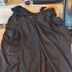 Lange mouwen shirt، كما تم الإبلاغ عنه بواسطة Haven Hotel Rotterdam عبر iLost