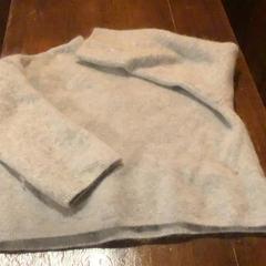 Pulóver Grijze trui, amint azt Café Leentje az iLost segítségével jelentette.