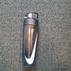 Wasserflasche, gemeldet von Breda University of Applied Sciences Mgr. Hopmansstraat über iLost