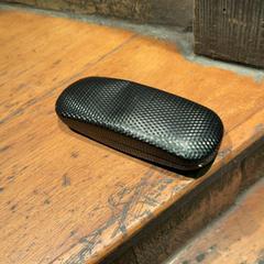 Brillenkoker met bril Black, zoals gemeld door Club Nyx/Exit Café met iLost