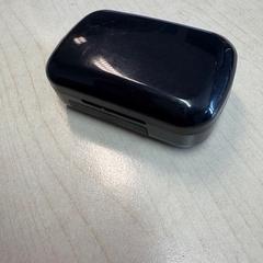 Earpods + zwarte case, zoals gemeld door Regio West-Vlaanderen met iLost