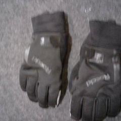 Kesztyű, amint azt SnowWorld Landgraaf az iLost segítségével jelentette.