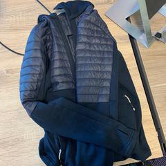 Jas Donkerblauw، كما تم الإبلاغ عنه بواسطة RAI Amsterdam عبر iLost