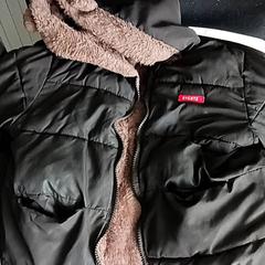 ジャケット Zwarte kinderjas がiLostで RRReis IJssel-Vecht によって報告されました