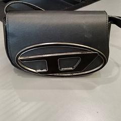 Női táska, amint azt Qbuzz GD Groningen HS az iLost segítségével jelentette.