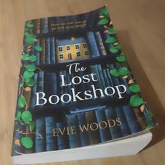 Bok "The Lost Bookshop" by Evie Woods, rapporterat av Conscious Hotel Westerpark med iLost