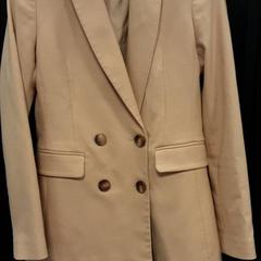 ブレザー Zandkleurig がiLostで Arriva Vechtdallijnen によって報告されました