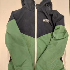 Chaqueta groen/donkerblauw, ha sido reportado por Avonturenpark Hellendoorn con iLost
