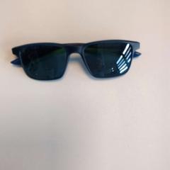 Des lunettes de soleil, a été signalé par Twisto utilisant iLost