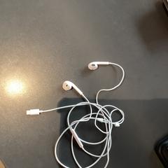 Hodetelefoner White plastic from apple, som rapportert av MEININGER Hotel Leipzig Hauptbahnhof ved bruk av iLost