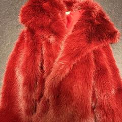 ジャケット fur  red がiLostで Ramada by Wyndham Amsterdam Airport Schiphol によって報告されました