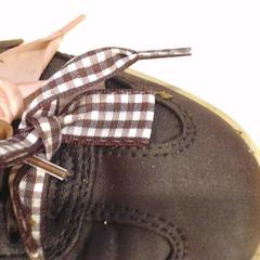 Cipő bruin rood, amint azt Walibi Holland az iLost segítségével jelentette.