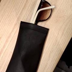 Caixa de óculos de sol Lunettes avec étui, como reportado por IKEA Villiers-sur-Marne utilizando o iLost