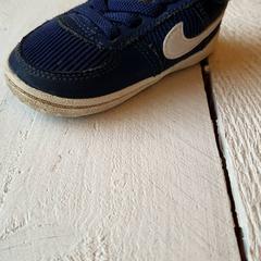 スニーカー Donkerblauw がiLostで DierenPark Amersfoort によって報告されました