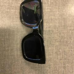 Ulleres de sol, segons ha informat MEININGER Hotel Brussels City Center mitjançant iLost