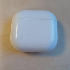 Custodia per airpods, come riportato da Qbuzz GD Groningen Peizerweg utilizzando iLost
