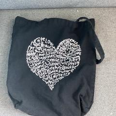 Táska, amint azt Poppodium 013 az iLost segítségével jelentette.