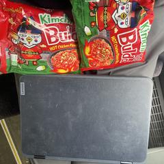 xenos tas met laptop en noodles, as reported to iLost