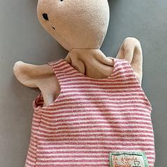 블랭키 Lapin tee-shirt rayé rouge, iLost를 사용하여 IKEA Nantes에 보고됨