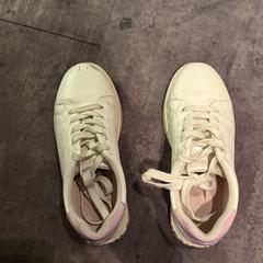 الحذاء Witte schoen met roze achterkantje.، كما تم الإبلاغ عنه بواسطة Van der Valk Hotel Haarlem عبر iLost