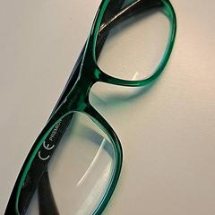 Bril in groen montuur, amint azt Ziekenhuis Oost-Limburg az iLost segítségével jelentette.