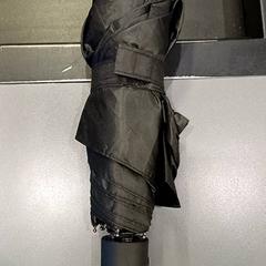 Összecsukható esernyő zwart, amint azt Qbuzz GD Groningen HS az iLost segítségével jelentette.