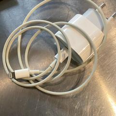 Adapter White, zgłoszono przez MEININGER Hotel Leipzig Hauptbahnhof przy użyciu iLost