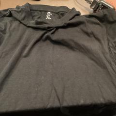 Camisa H&M black, como reportado por MEININGER Hotel Brussels City Center utilizando o iLost