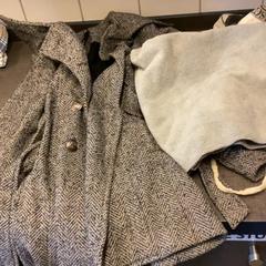 Giacca, come riportato da MEININGER Hotel Brussels City Center utilizzando iLost