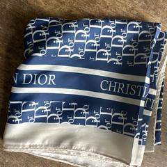 Shawl Christian Dior, som rapportert til iLost