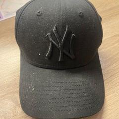 Mütze Zwarte NY pet, gemeldet von Van der Valk Hotel Assen über iLost