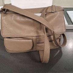 Sac Beige- taupe, a été signalé par Breng Nijmegen utilisant iLost