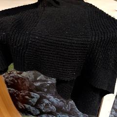 Genser Poncho noir. La cliente se reconnaitra, som rapportert av IKEA Toulouse ved bruk av iLost