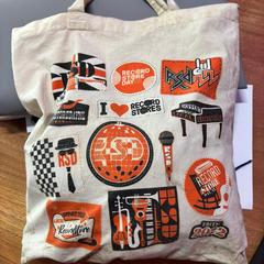 Tote bag Tote bag van Record Stores met inhoud, as reported by Into The Great Wide Open using iLost