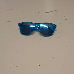 Sunglasses Licht blauw, as reported by Avonturenpark Hellendoorn using iLost