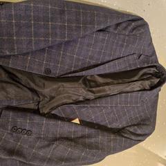 Blazer DARK BLUE, ako bolo nahlásené Room Mate Bruno pomocou iLost