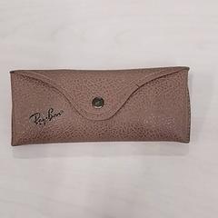 Brillenkokertasje met zonnebril, rapporterat av Arriva Limburg Zuid med iLost