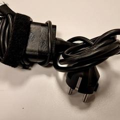 Carregador de computador portátil, como reportado por Vrije Universiteit Amsterdam utilizando o iLost