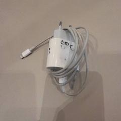 Caricabatterie Apple, come riportato da Van der Valk Hotel Schiphol utilizzando iLost